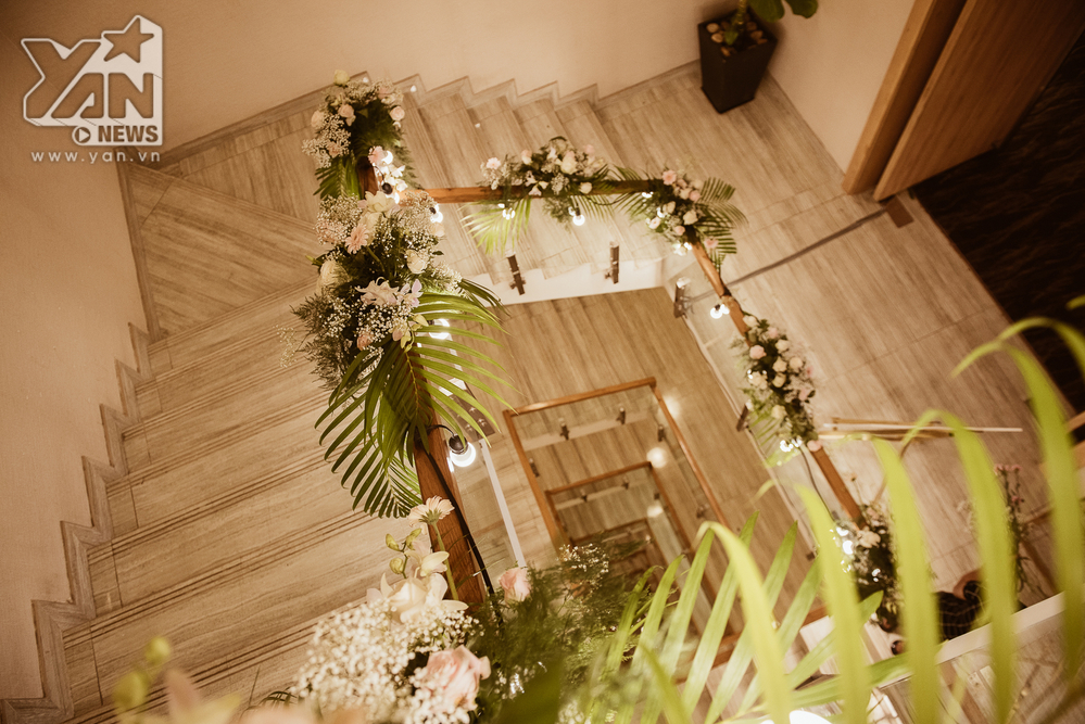 
Không gian tiệc cưới được trang hoàng tỉ mỉ, đầy hoa và những ánh đèn ấm áp. Có thể thấy không gian tiệc cưới chứa đầy sự hạnh phúc và tình yêu của cô dâu chú rể.