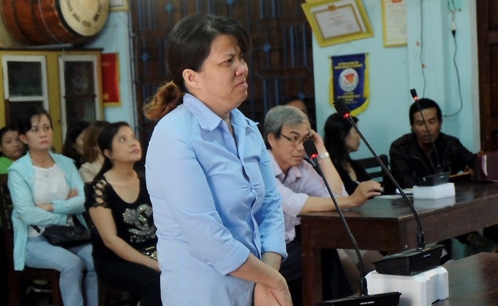 
Bị cáo Đinh Thị Hồng, chủ cơ sở nhóm trẻ Mẹ Mười tại tòa.