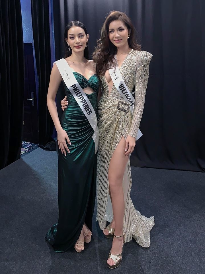
Sau khi cho Jehza Mae S. Huelar mượn váy, Minh Tú đã diện 1 bộ trang phục với chất liệu metallic nổi bật không kém. Hoa hậu Philippines vô cùng tự tin trong để thể hiện trọn vẹn phần thử thách.