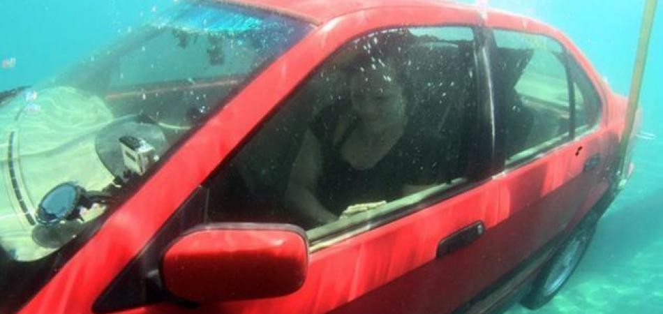 
Cố gắng bơi ra khỏi chiếc xe nhanh nhất có thể sau khi cửa sổ đã được mở 