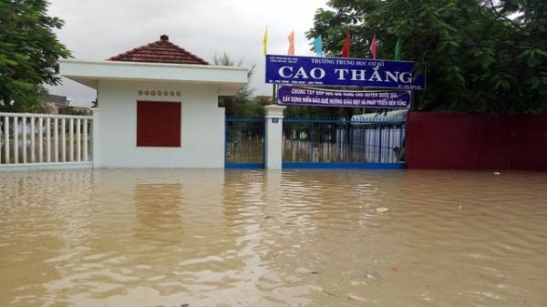 
Vào ngày lễ tri ân nghề giáo, cả thành phố Nha Trang chìm trong nước lũ và "nước mắt" người dân.