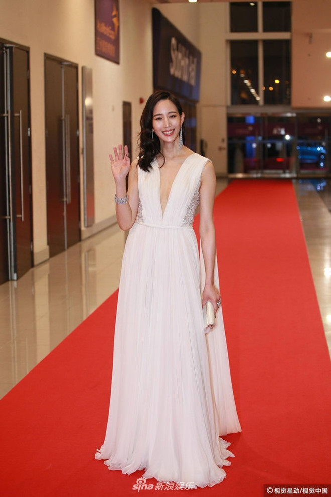 
Người đẹp Trương Quân Ninh cũng chọn mốt váy xẻ ngực sâu "hun hút", khoe sắc vóc cực chuẩn tại sự kiện.