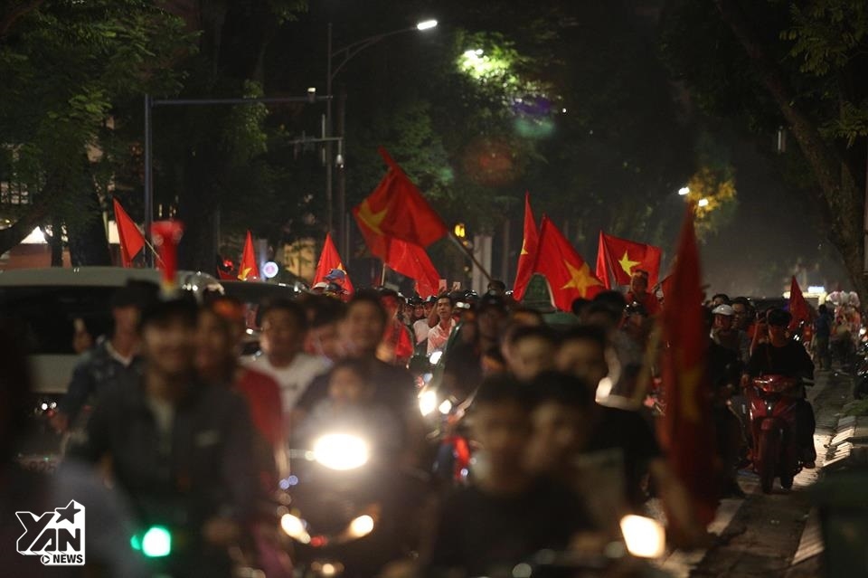 Hàng nghìn CĐV đổ xuống đường ăn mừng chiến thắng của tuyển Việt Nam, Hà Nội lại một đêm không ngủ