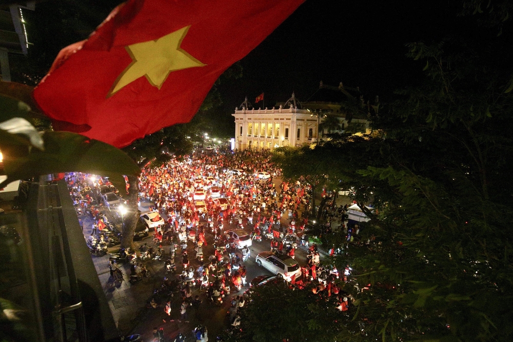 Hàng nghìn CĐV đổ xuống đường ăn mừng chiến thắng của tuyển Việt Nam, Hà Nội lại một đêm không ngủ