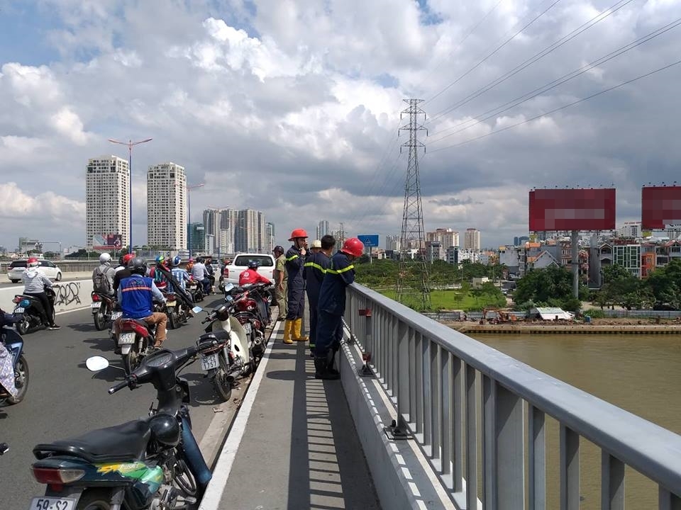 Người đàn ông bỏ lại xe máy trên cầu Sài Gòn gieo mình xuống sông tự tử