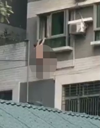
Chồng nhân tình bỗng về nhà đột xuất nên người đàn ông đã phải trèo ra ngoài cửa sổ