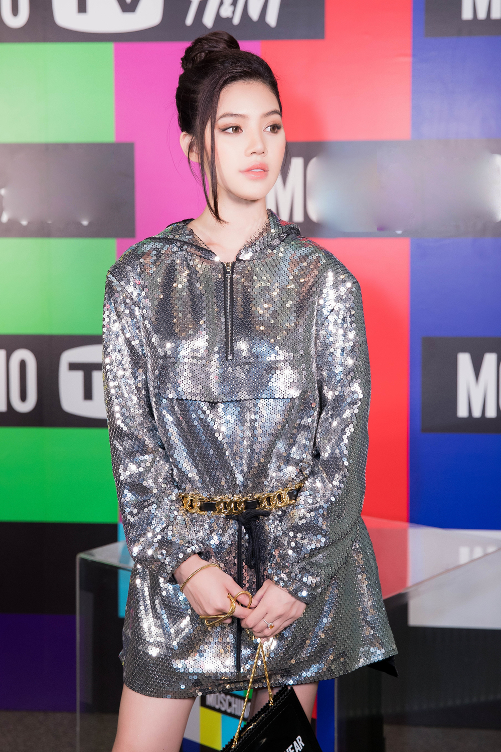 
Jolie Nguyễn thay đổi kiểu tóc mới lạ và cá tính giúp những bộ trang phục cô mặc trở nên sành điệu hơn hẳn. 