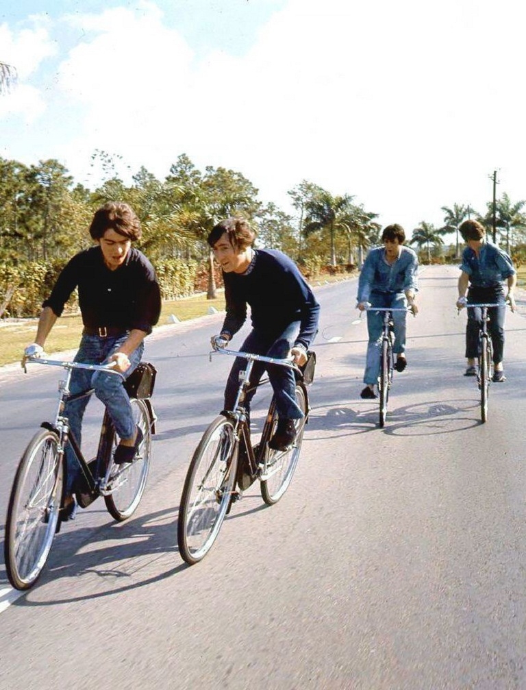 
Các thành viên của The Beatles đi xe đạp vào năm 1965