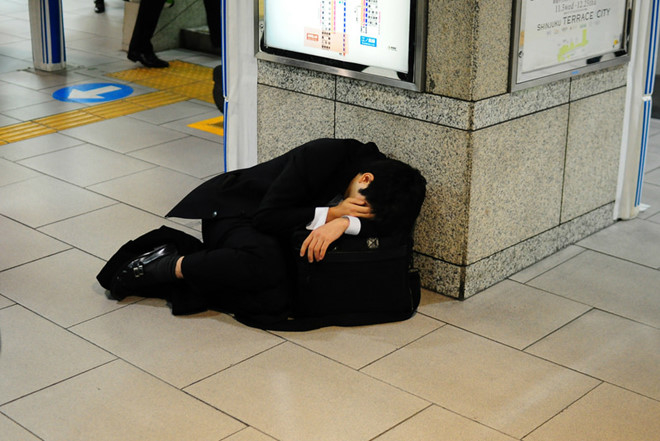 Nhật Bản: Sếp nhấn đầu nhân viên vào nổi lẩu đang sôi để pha trò trong tiếng hò reo cổ vũ