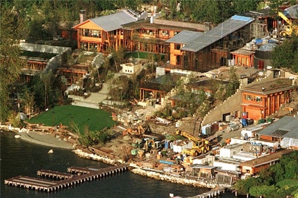
Ngôi nhà có tên gọi Xanadu 2.0 nằm kế bên hồ Washington và được trang bị các bến tàu cho thuyền bè của gia đình hoặc khách đến chơi.