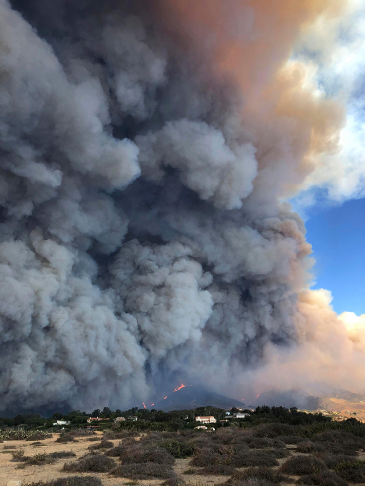 
Hình ảnh khói bốc lên cuồn cuộn từ đám cháy rừng dữ dội ở California. Hy vọng người ta tìm được cách cứu thoát và chữa trị cho nhiều con vật bị mắc kẹt ở đây.