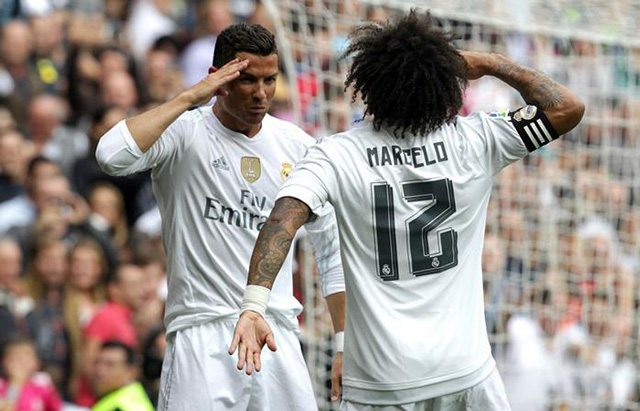 
Sau khi nâng tỷ số lên 2-0 cho Real Madrid trong trận đấu với Las Palmas vào tháng 11/2015, đôi bạn thân tại Real Madrid là Ronaldo và Marcelo đã cùng nhau "chào cờ" theo phong cách đầy đáng nhớ.