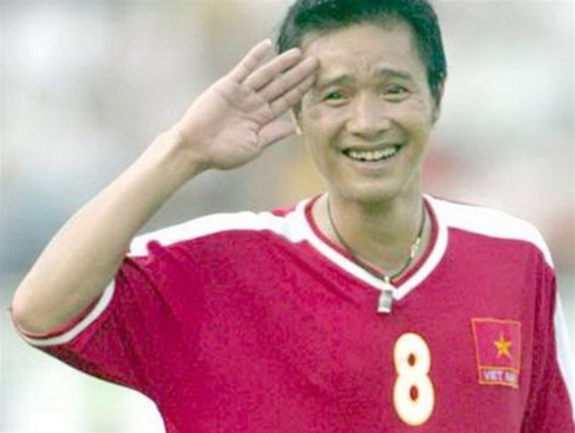 
Nhắc đến kiểu "chào bộ đội" nổi tiếng, không thể không nhắc đến cựu danh thủ Nguyễn Hồng Sơn. Sau bàn thắng duy nhất đưa Việt Nam vượt qua Indonesia để có mặt tại chung kêt gặp Thái Lan ở SEA Games năm 1999, cựu tuyển thủ Hồng Sơn đã có màn ăn mừng 'lưu danh sử sách".