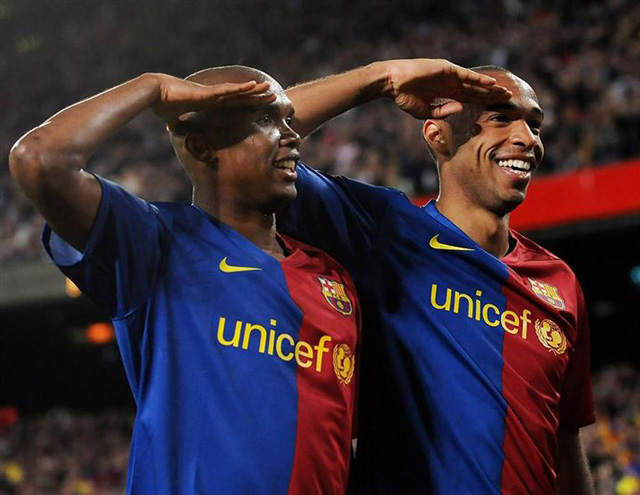 
Bộ đôi cựu tiền đạo của Barcelona là Samuel Eto'o và Thierry Henry cũng từng có màn ăn mừng vô cùng đặc biệt sau khi tiền đao người Cameroon ghi bàn trong chiến thắng 6-0 trước Malaga vào ngày 22/3/2009.