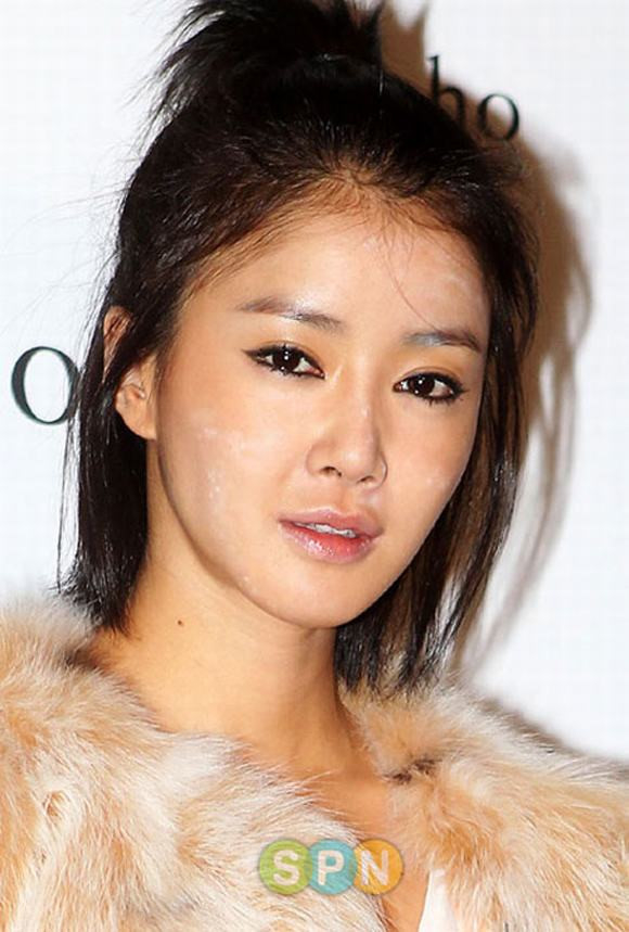 
Không hiểu lý do vì sao, Lee Si Young lại xuất hiện trên thảm đỏ với gương mặt loang lổ phấn. Cô bị nhiều người đánh giá về sự thiếu chuyên nghiệp về hình ảnh tại sự kiện thảm đỏ. ​