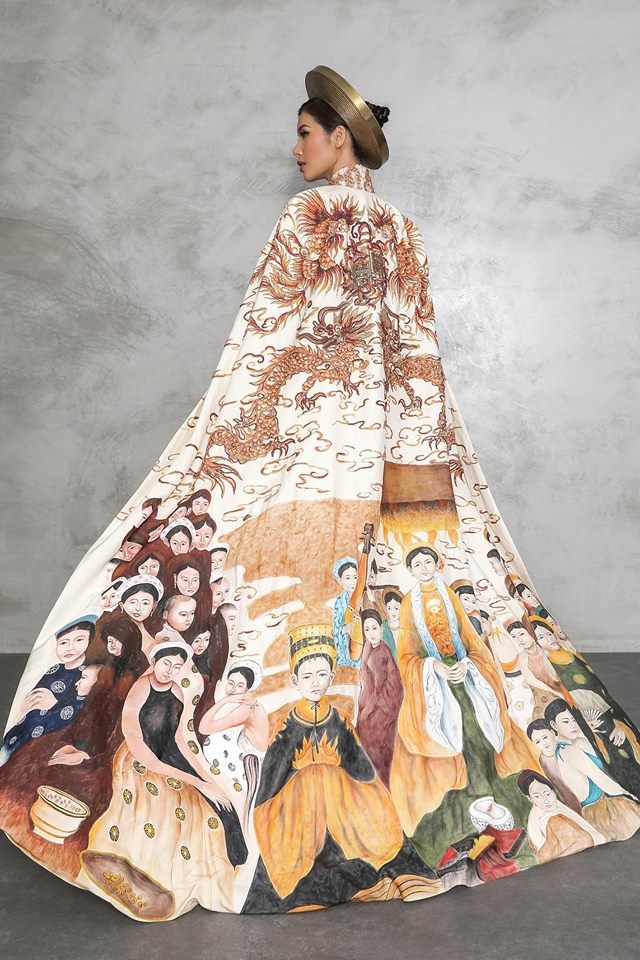 
Phần dưới là hình ảnh tầng tầng, lớp lớp con người sống sung túc, tượng trưng cho “con rồng cháu tiên” thể hiện sự hưng thịnh, đoàn kết các dân tộc anh em trong đời sống của Việt Nam thông qua bức tranh được vẽ sơn mài tinh tế. 
