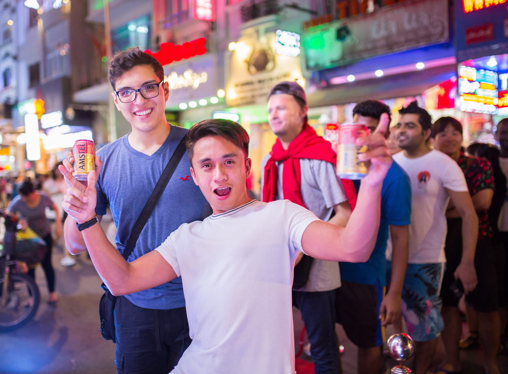 
Sau màn đột kích siêu sao tặng quà bí ẩn, nhiều người chờ đợi Amstel – thương hiệu bia mới của “nhà” HEINEKEN Việt Nam nhanh chóng tung những bất ngờ tiếp theo.