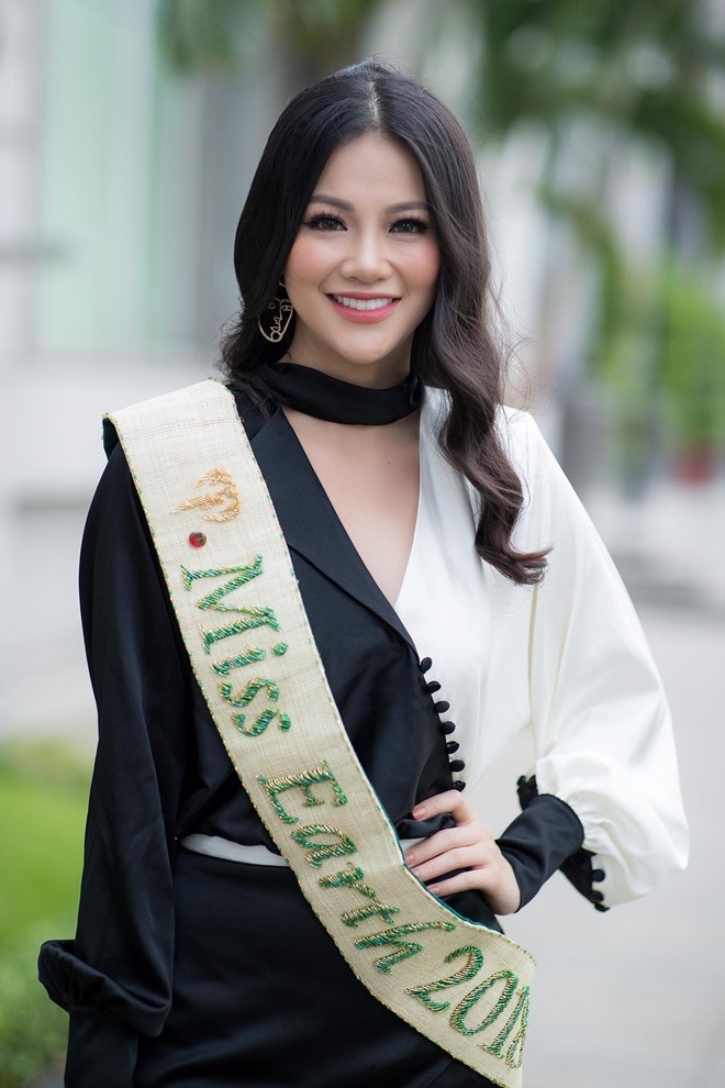 
Hoa hậu Trái đất 2018 Phương Khánh xuất hiện với vẻ ngoài xinh đẹp, rạng rỡ khiến fan "trụy tim".