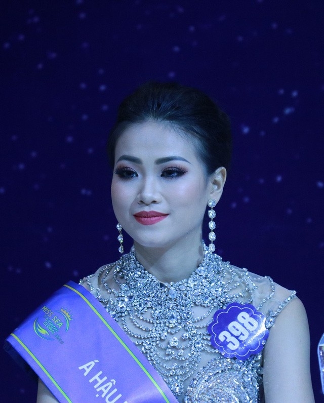 
Hình ảnh người đẹp thời điểm thi Hoa hậu Biển Việt Nam, mặt tròn, sống mũi thấp. 