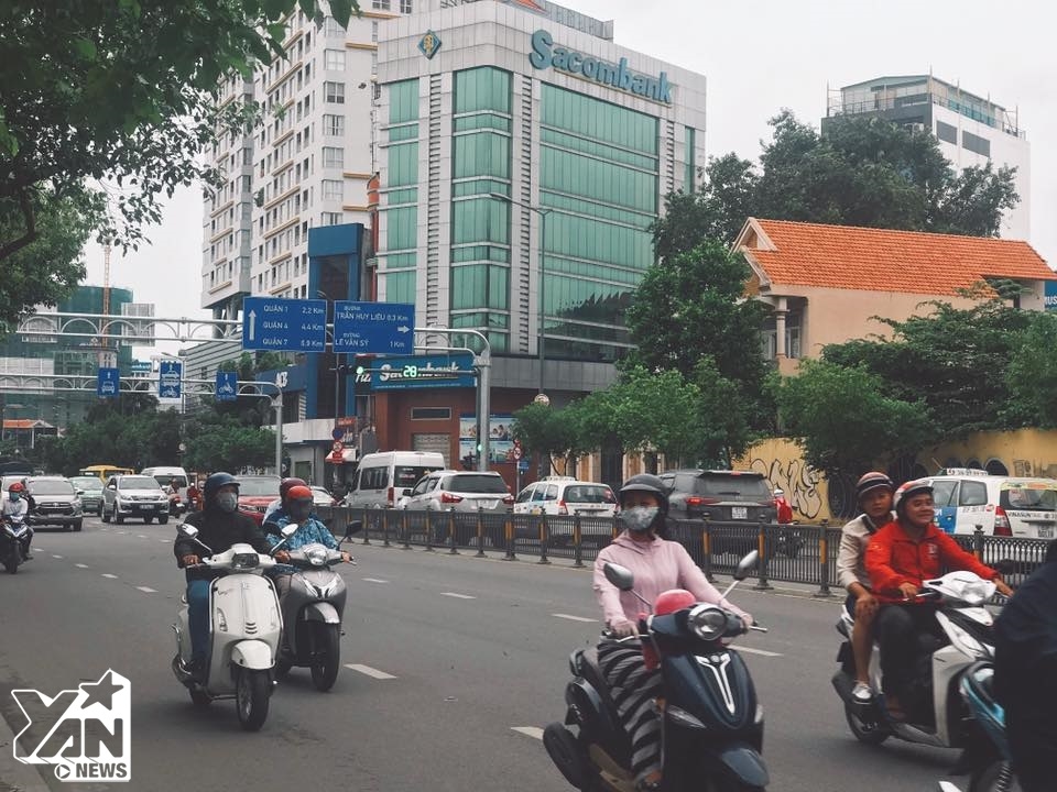 Sáng nay Sài Gòn bất ngờ trở lạnh, người dân thích thú diện áo khoác, co ro xuống phố