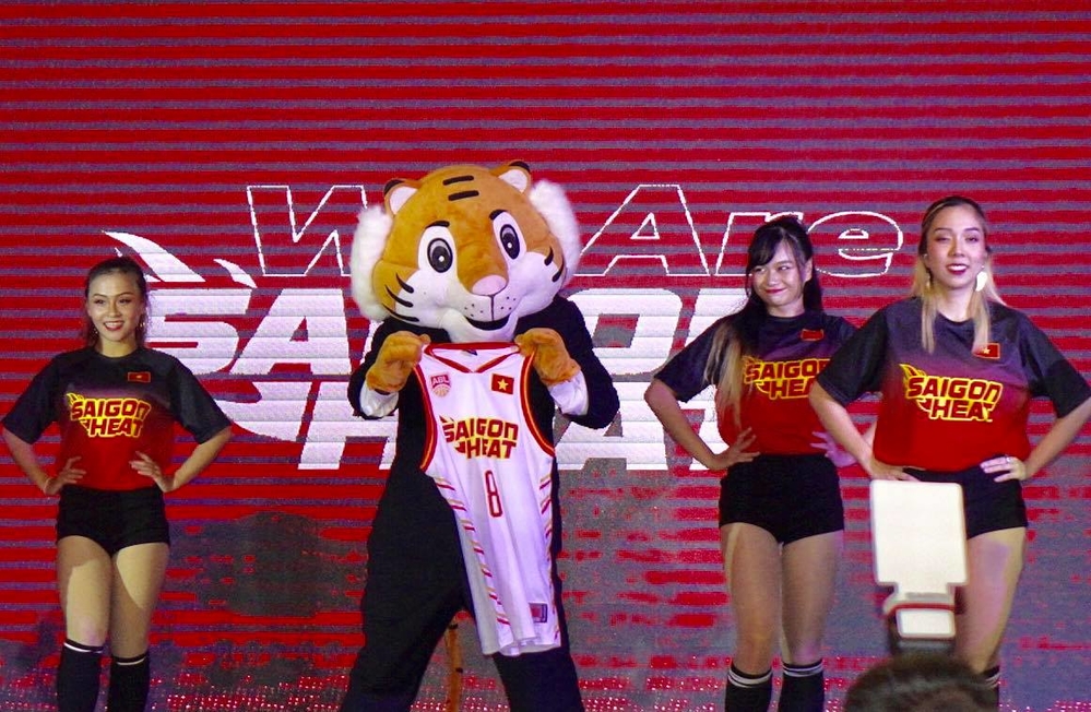 
Mascot "Ông 30" cùng với chiếc áo thi đấu chính thức của Saigon Heat tại ABL 2018/19.