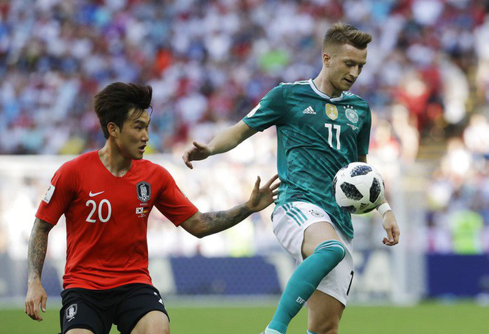 
Jang Hyun-soo đối đầu với Marco Reus của ĐT Đức tại World Cup 2018.