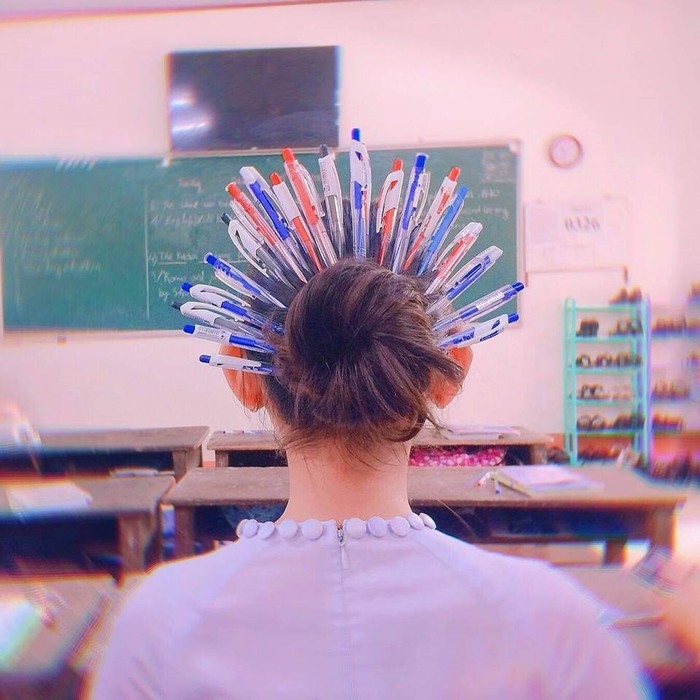 
Kiểu tóc “Quý phi” với trâm cài là những cây bút bi xanh đỏ đan xen - Ảnh: Internet