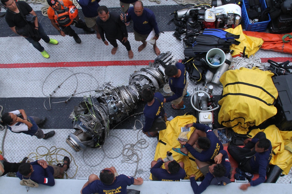 
Một phần động cơ cũng được các thợ lặn vớt lên, hé lộ nhiều hướng mới trong việc điều tra nguyên nhân vụ tai nạn 