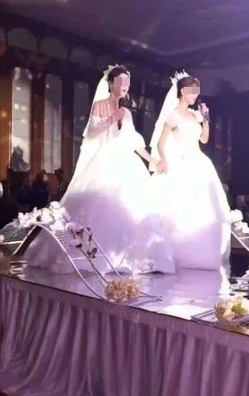 
Hai cô dâu cùng xuất hiện tại địa điểm tổ chức đám cưới khiến các thực khách vô cùng hoang mang - Ảnh: Internet