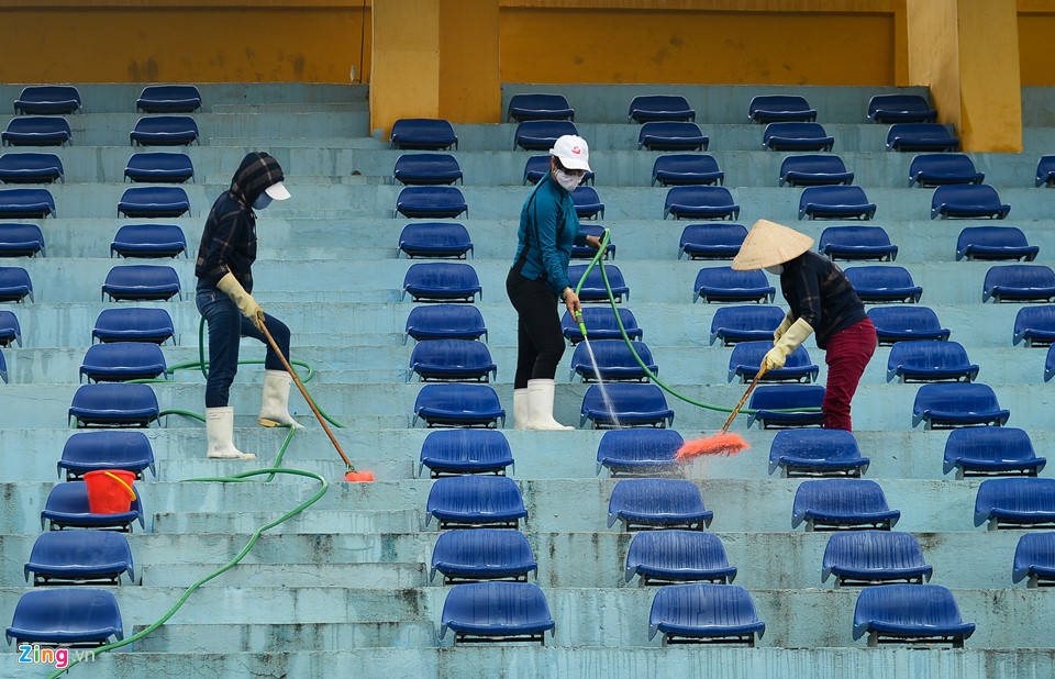 
Các nhân viên đang làm công tác vệ sinh và trang hoàng lại SVĐ Hàng Đẫy để chuẩn bị cho trận tiếp đón Campuchia vào ngày 24/11 tới.