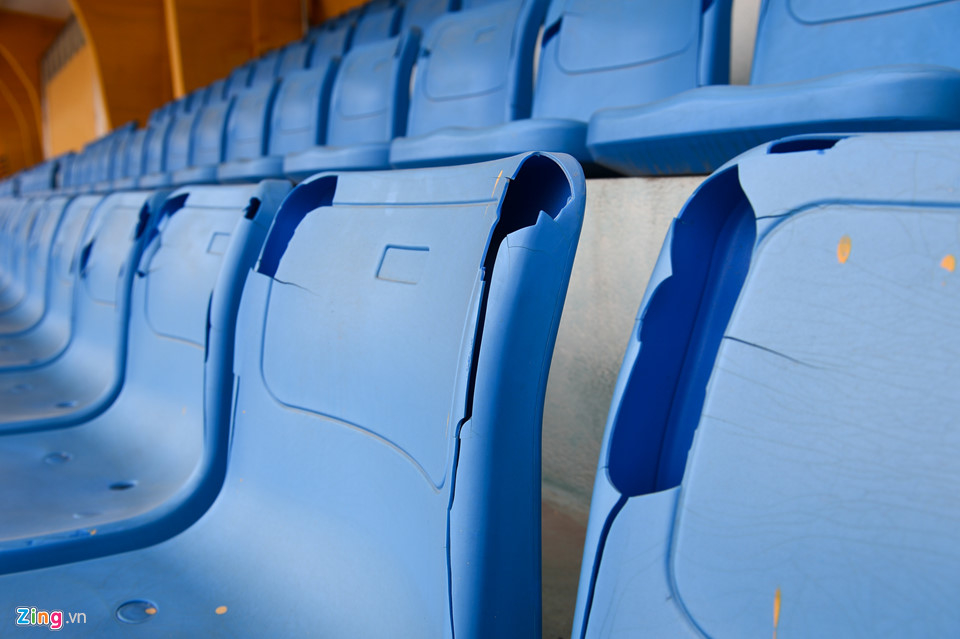 
Nhiều hàng ghế bị nứt vỡ vẫn chưa được thay mới. VFF cũng thông báo đã bán sạch 13.000 vé phát hành khiến người hâm mộ ngỡ ngàng.