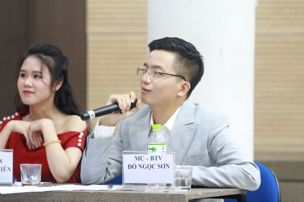 
Buổi training kĩ năng mềm cũng có sự xuất hiện của hai MC tài hoa và nổi tiếng tại Hà thành: Ngọc Sơn và Thủy Tiên.