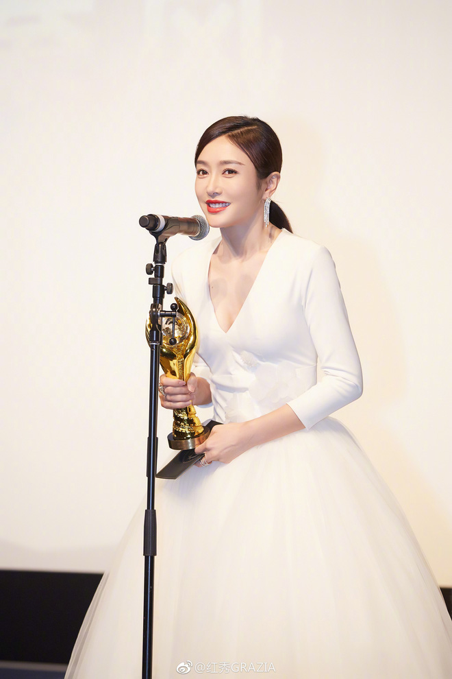 
Tại sự kiện lần này, người đẹp cũng vinh dự được nhận giải thưởng "Nữ chính xuất sắc nhất năm" nhờ vai diễn Phú Sát Hoàng hậu trong bộ phim cung đấu đình đám Diên Hy Công Lược.