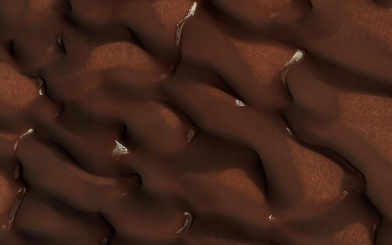 
Còn đây là cách băng tan trên các cồn cát ở sao Hỏa. Người ta gọi đây là hành tinh Đỏ cũng chẳng sai chút nào...​