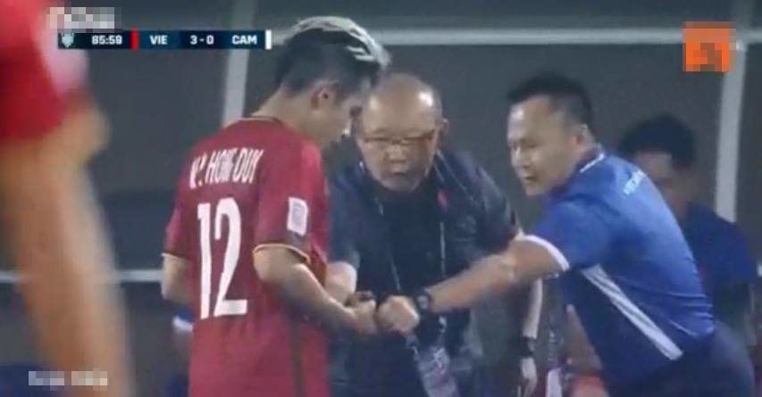
Một hành động thú vị của HLV Park Hang-seo trong trận đấu với ĐT Campuchia.