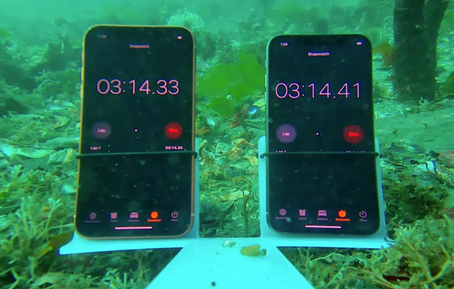 Cả hai chiếc điện thoại đều được thiết lập chế độ tính giờ nhằm đo đạt chính xác nhất thời gian chống chịu nước.