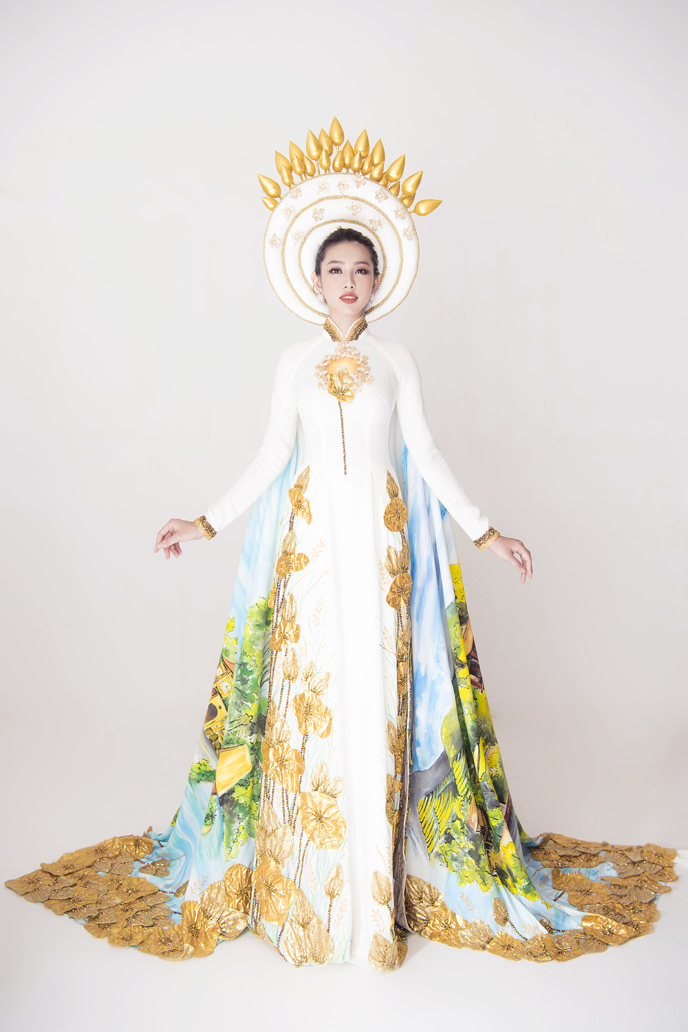 Hé lộ trang phục truyền thống của Nguyễn Thúc Thùy Tiên ở Miss International 2018