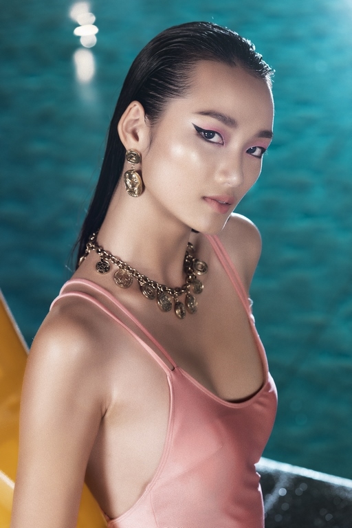 
Đặc biệt, hình thể và nét quyến rũ của cô gái 19 tuổi Quỳnh Anh càng được tôn lên với bộ bikini hồng và cách make up ấn tượng.