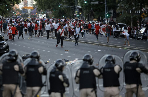 
Vụ bạo động của những CĐV River Plate đã khiến trận đấu bị dời ra ngoài lãnh thổ Argentina.