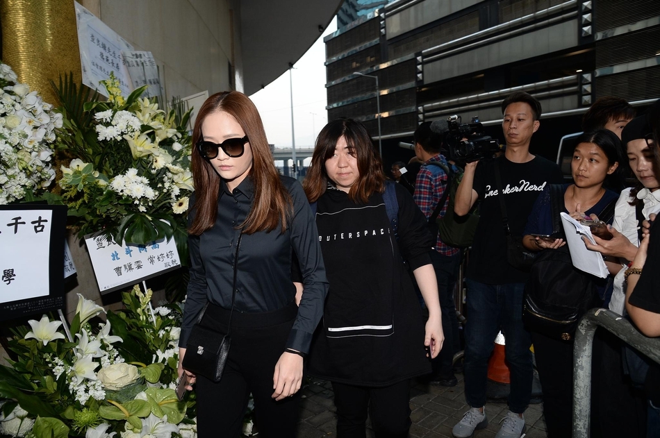 
Trần Kiều Ân cũng có mặt tại nhà tang lễ. Cô từng vào vai Đồng Phương Bất Bại trong bộ phim Tiếu Ngạo Giang Hồ bản năm 2013.