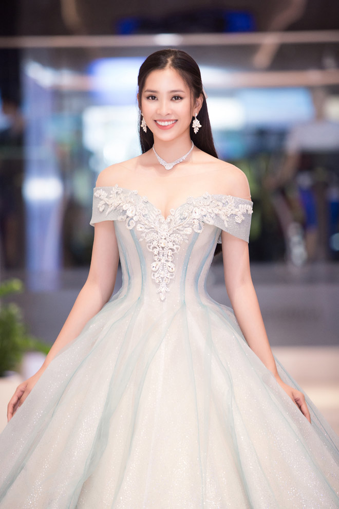 Hoa hậu Trần Tiểu Vy mang váy áo, giày dép khủng sang dự thi Miss World 2018