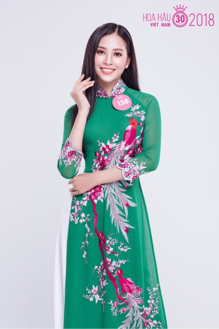Hoa hậu Trần Tiểu Vy mang váy áo, giày dép khủng sang dự thi Miss World 2018