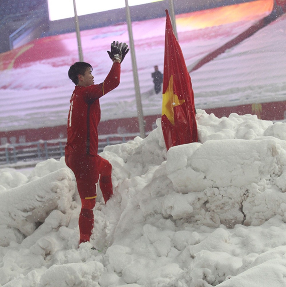 
Hình ảnh trung vệ Duy Mạnh cắm lá cờ Tổ quốc lên chồng tuyết cao, rồi cúi đầu chào quốc kỳ linh thiêng sau trận chung kết giữa U23 Việt Nam và U23 Uzbekistan khiến người hâm mộ xúc động