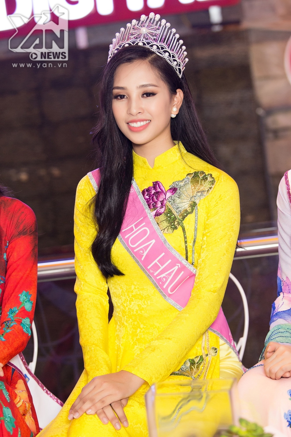 
Sau khi đăng quang cuộc thi Hoa hậu Việt Nam, Trần Tiểu Vy được nhiều khán giả dành lời khen. Hình ảnh của người đẹp cũng xuất hiện trên nhiều trang báo quốc tế. 