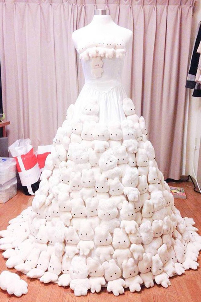 
Chiếc váy cưới dễ thương của người chồng thiết kế khiến hàng triệu chị em chao đảo.