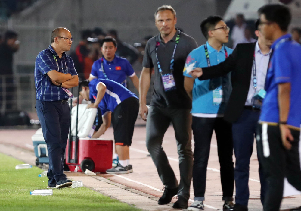 
Cuối trận, HLV Park Hang-seo cố tình "ngó lơ" Antoine Hey khi vị chiến lược gia này sang bắt tay khu vực ban huấn luyện đội tuyển Việt Nam.
