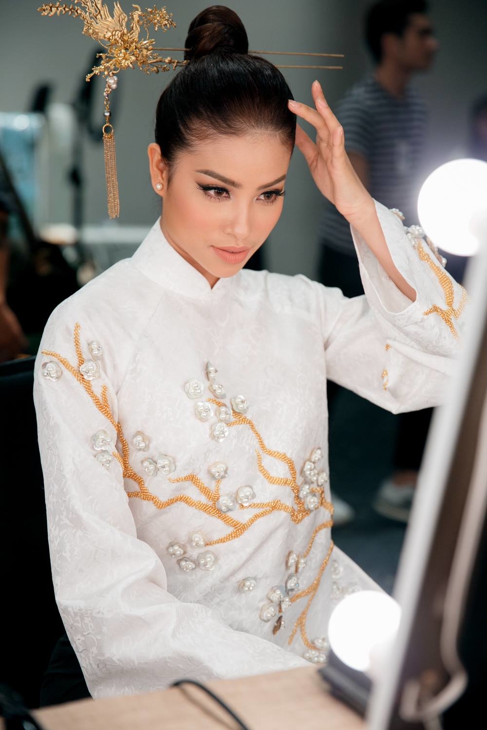 
Phạm Hương từng diện mẫu áo dài trắng trong show diễn thời trang. Người đẹp nổi bật hơn khi cài trâm hình phượng trên tóc. 