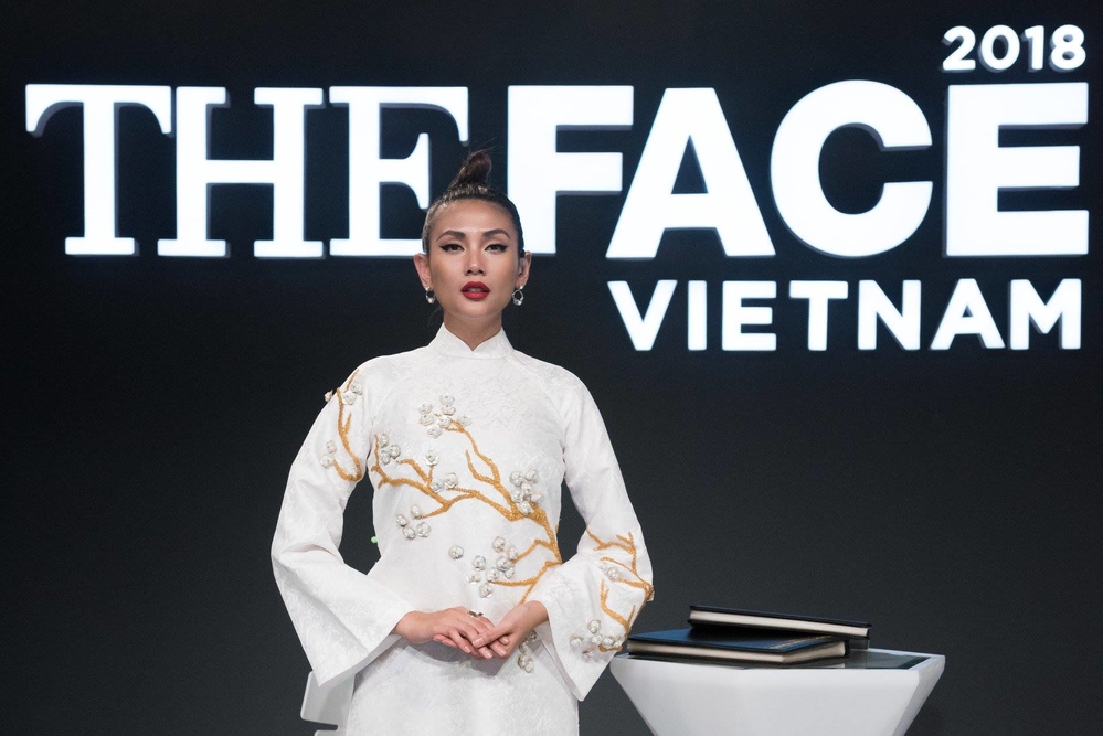 
Võ Hoàng Yến diện áo dài trắng với phần thêu hoa trên nền vải lụa "đụng hàng" Hoa hậu Phạm Hương. 
