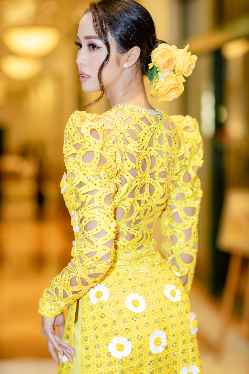 
Người đẹp còn khéo léo khi kết hợp phụ kiện trên tóc để tạo điểm khác biệt, mang dáng vóc của 1 người phụ nữ Việt Nam hiện đại.