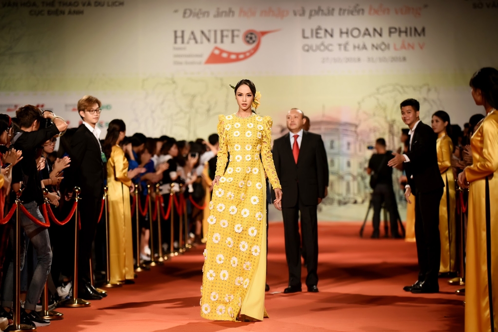 Vũ Ngọc Anh diện lại áo dài của Thanh Hằng trên thảm đỏ LHP quốc tế, ai đẹp hơn ai?